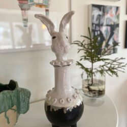 Vasen, inte utan min Harry hare (vas + skulptur)